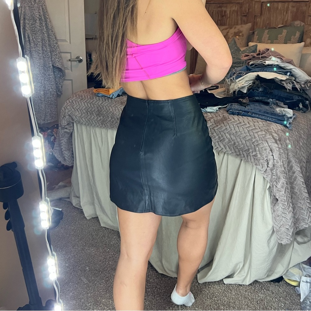 Black leather skirt - Picture 2 of 5